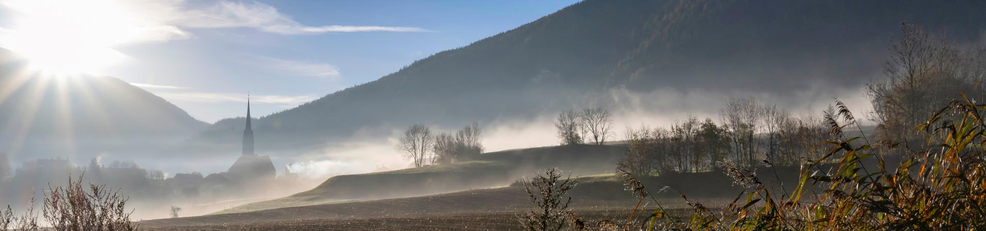Blick+von+weiten+auf+Dorf+im+Nebel